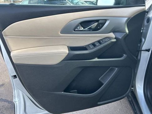 Used 2022 Chevrolet Traverse LS image 12