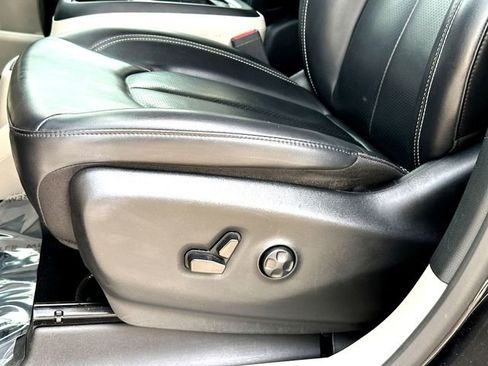Used 2023 Chrysler Pacifica Touring-L FWD image 12