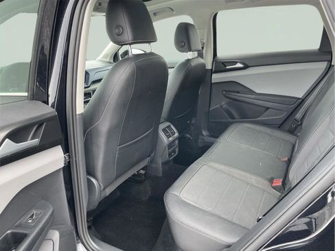 Used 2022 Volkswagen Taos SE w/ Panoramic Sunroof Package image 14