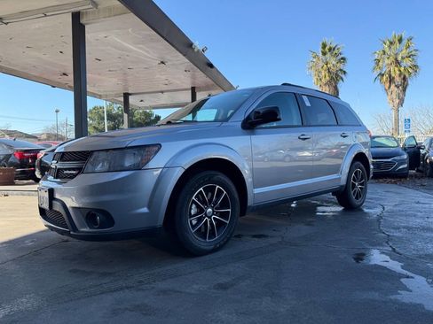 Used 2019 Dodge Journey SE image 9