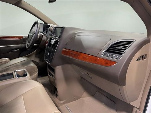 Used 2014 Chrysler Town & Country Touring image 13