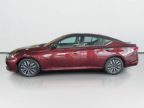 Used 2025 Nissan Altima 2.5 SV FWD image 2