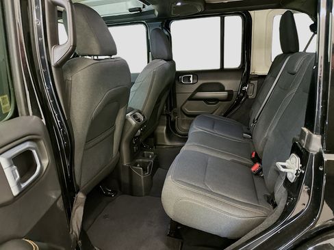 Used 2025 Jeep Wrangler Sahara image 28