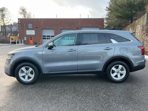 Used 2022 Kia Sorento LX image 2