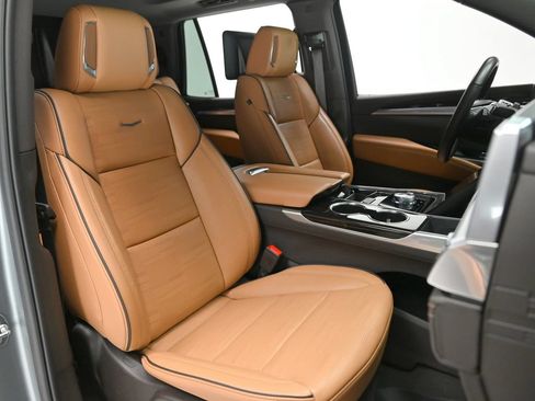 Used 2025 Cadillac Escalade Premium Luxury RWD image 18