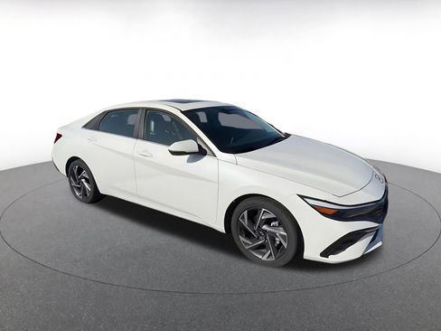 Used 2025 Hyundai Elantra Limited image 2