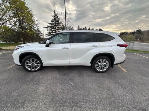 Used 2023 Toyota Highlander Limited image 6
