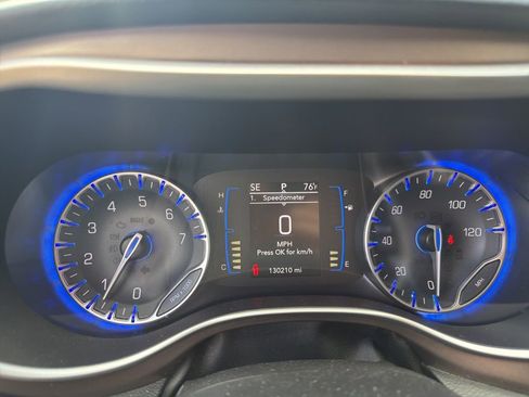 Used 2017 Chrysler Pacifica Touring-L image 7