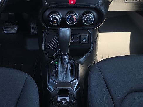 Used 2017 Jeep Renegade Altitude FWD image 23