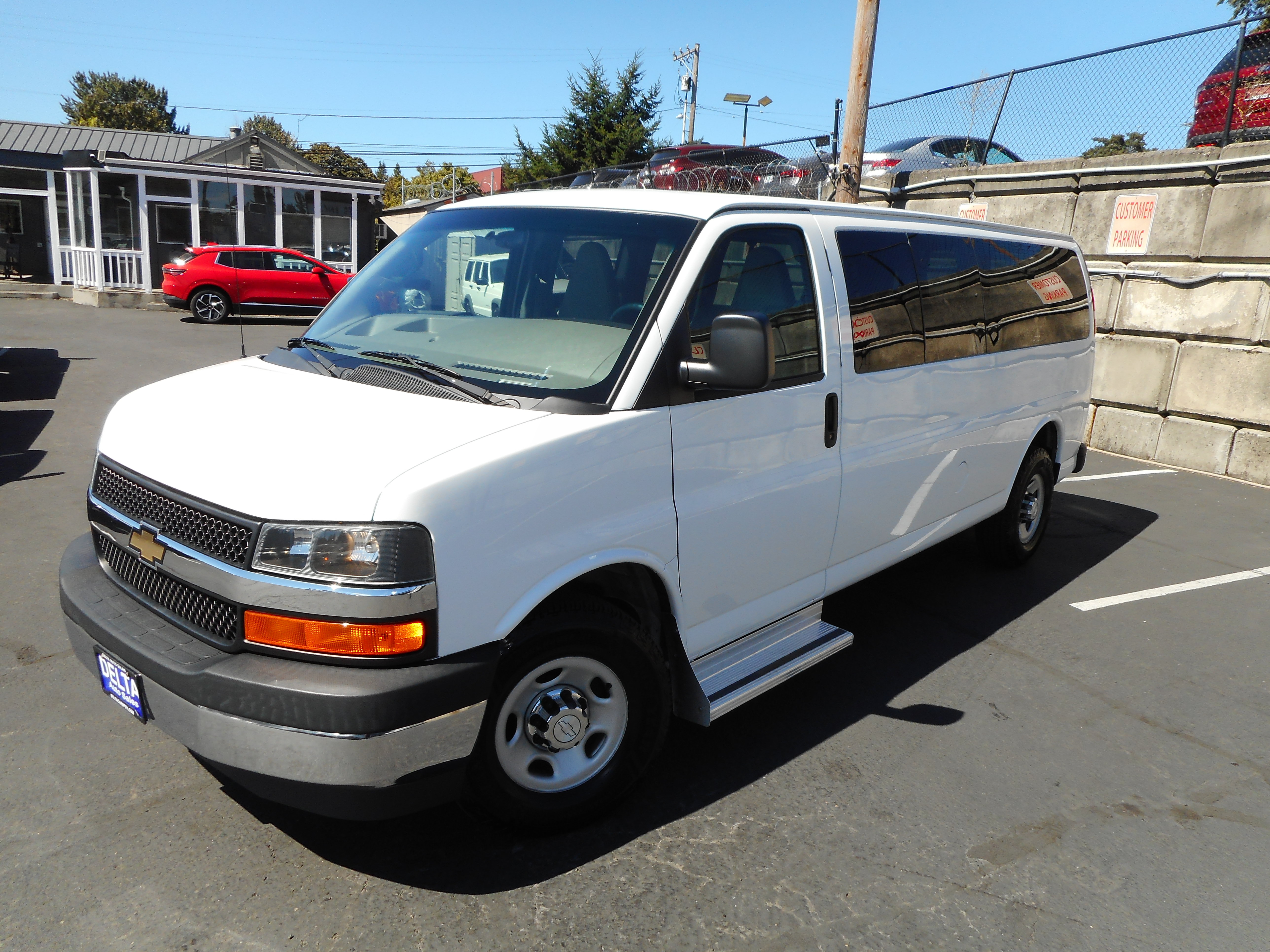 Used 2017 Chevrolet Express 3500 LT w/ LT Preferred Equipment Group RWD image 5