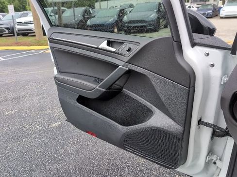 Used 2018 Volkswagen Golf R 4-Door image 23