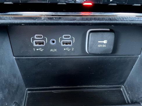 Used 2023 Jeep Grand Cherokee Limited w/ Black Appearance Package image 32