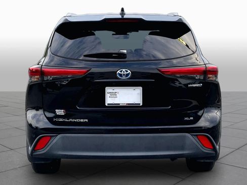 Used 2022 Toyota Highlander XLE AWD/4WD image 5