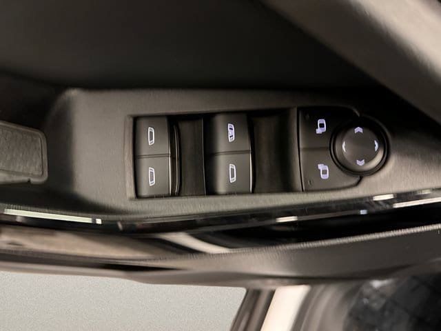 Certified 2025 Chevrolet Equinox LT FWD image 11