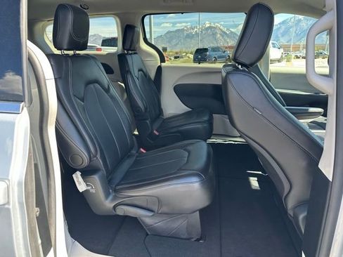 Used 2024 Chrysler Pacifica Touring-L FWD image 14