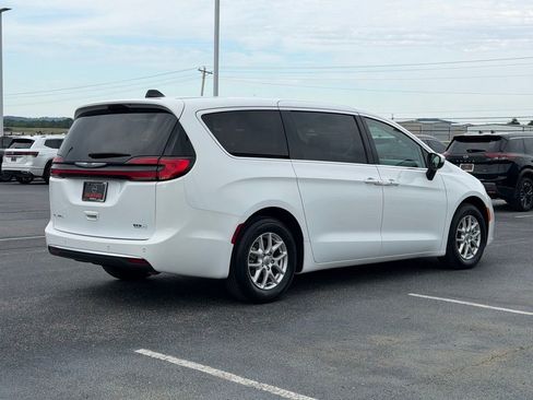 Used 2023 Chrysler Pacifica Touring-L FWD image 5