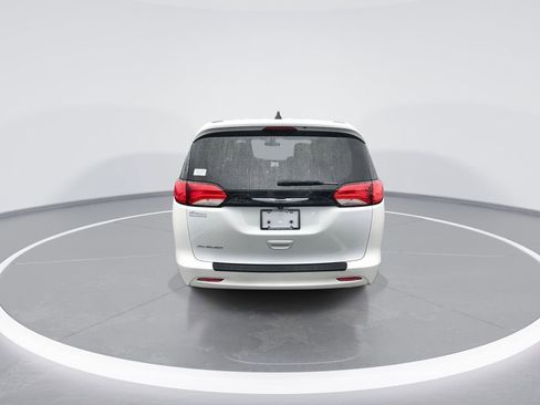Used 2022 Chrysler Voyager LX image 7