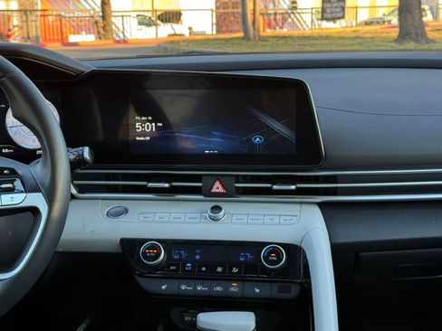 Used 2025 Hyundai Elantra Limited image 18