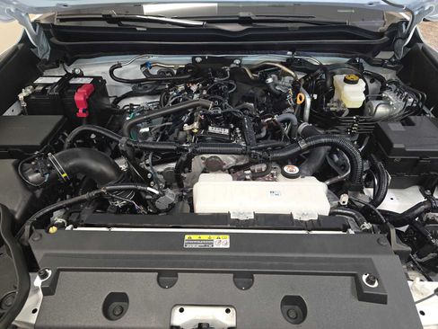 Certified 2025 Toyota Tacoma SR5 w/ SR5 Upgrade Package AWD/4WD image 9