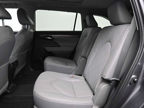 Used 2024 Toyota Highlander Platinum AWD/4WD image 13