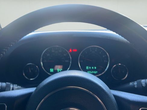 Used 2018 Jeep Wrangler Unlimited Sahara AWD/4WD image 11