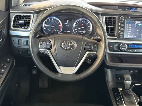 Used 2015 Toyota Highlander Limited w/ Driver Technology Package AWD/4WD image 15