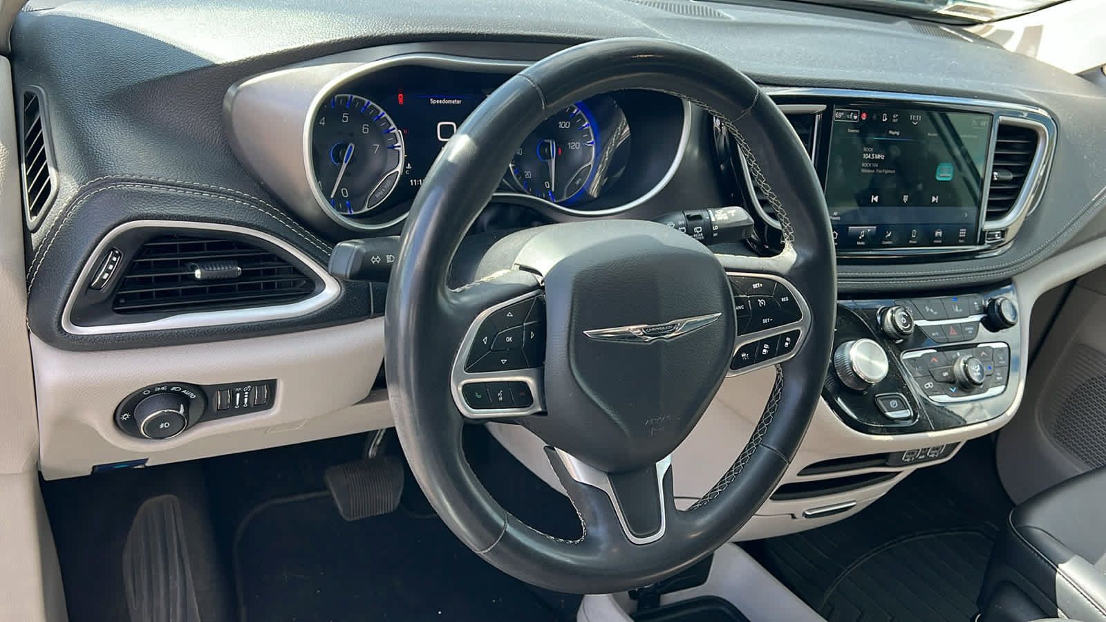Used 2024 Chrysler Pacifica Touring-L AWD/4WD image 10
