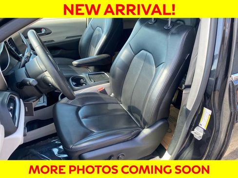 Used 2023 Chrysler Pacifica Touring-L image 5