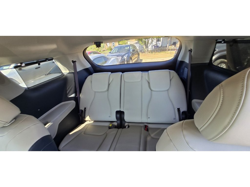 Used 2025 Kia Carnival EX FWD image 9
