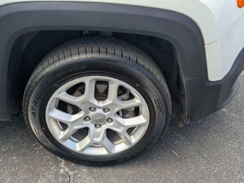 Used 2018 Jeep Renegade Latitude image 11