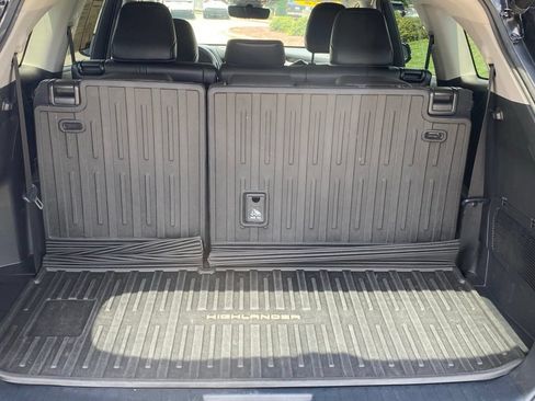 Used 2022 Toyota Highlander XLE FWD image 11