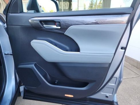 Certified 2024 Toyota Highlander Platinum AWD/4WD image 32