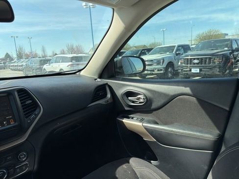 Used 2017 Jeep Cherokee Latitude image 17