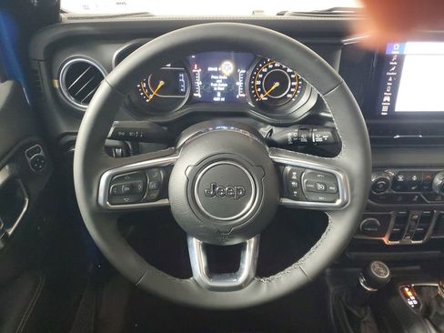 Used 2025 Jeep Wrangler Sahara image 14