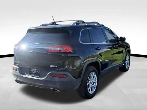 Used 2017 Jeep Cherokee Latitude AWD/4WD image 6