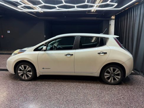 Used 2014 Nissan Leaf SL w/ Premium Package FWD image 4