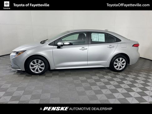 Used 2023 Toyota Corolla LE image 2