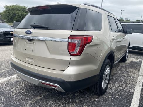 Used 2017 Ford Explorer XLT w/ Equipment Group 201A FWD image 3