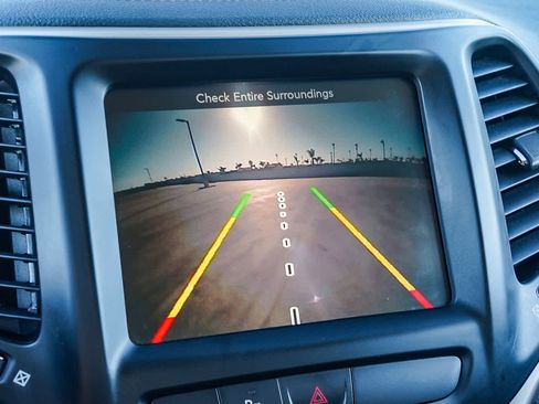 Used 2016 Jeep Cherokee Latitude w/ Safety/Convenience Group image 27