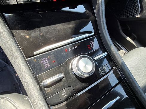 Used 2025 Jeep Grand Cherokee Overland w/ Luxury Tech Group IV AWD/4WD image 31