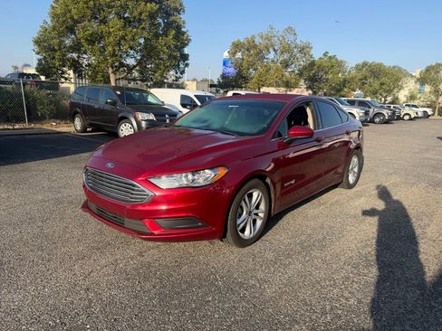 Used 2018 Ford Fusion SE FWD image 1