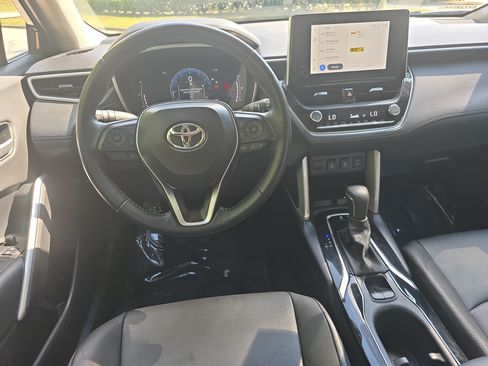Used 2025 Toyota Corolla Cross XLE FWD image 14