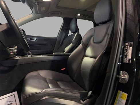 Used 2022 Volvo XC60 B5 Momentum image 12