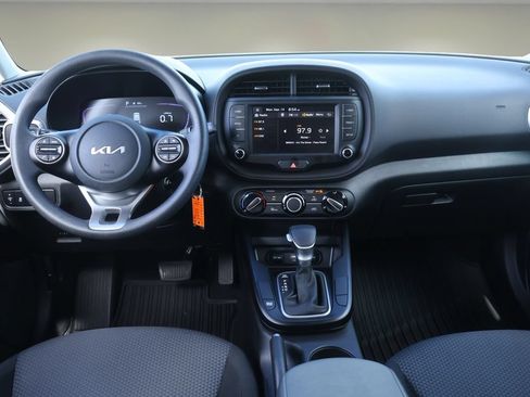Used 2025 Kia Soul LX w/ LX Technology Package FWD image 13