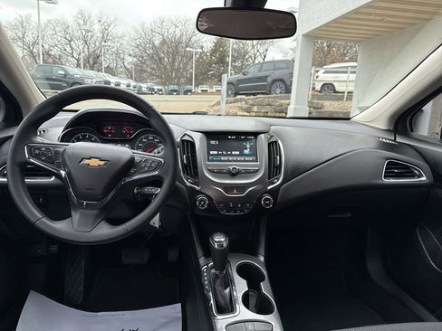 Used 2017 Chevrolet Cruze LT image 11