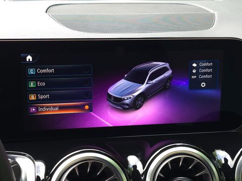 Used 2025 Mercedes-Benz EQB 300 4MATIC image 62