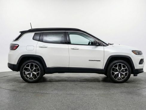 Used 2025 Jeep Compass Limited image 11
