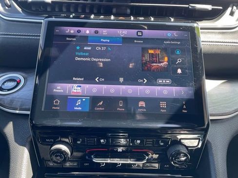 Used 2024 Jeep Grand Cherokee Limited w/ Luxury Tech Group II image 4