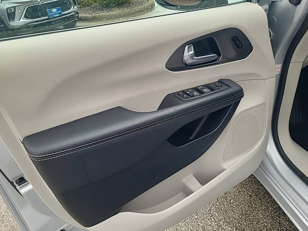 Used 2024 Chrysler Pacifica Touring-L FWD image 11