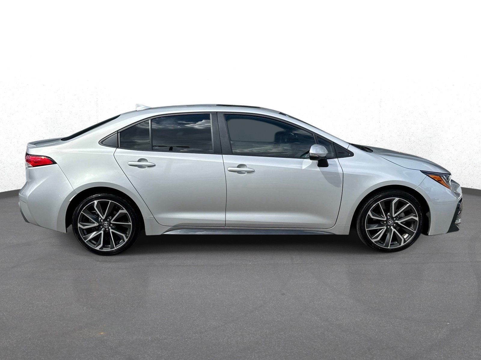 Used 2022 Toyota Corolla SE w/ SE Premium Package FWD image 2